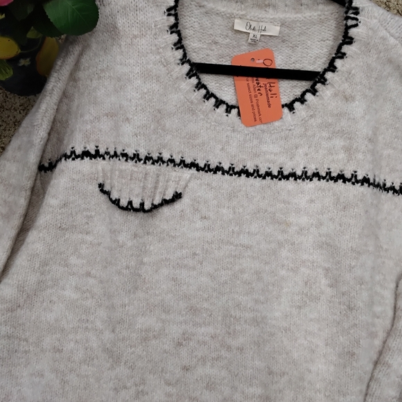 3896 Size XL Oli & Hali Light Cream Crewneck Sweater with Black Trim - Picture 5 of 7